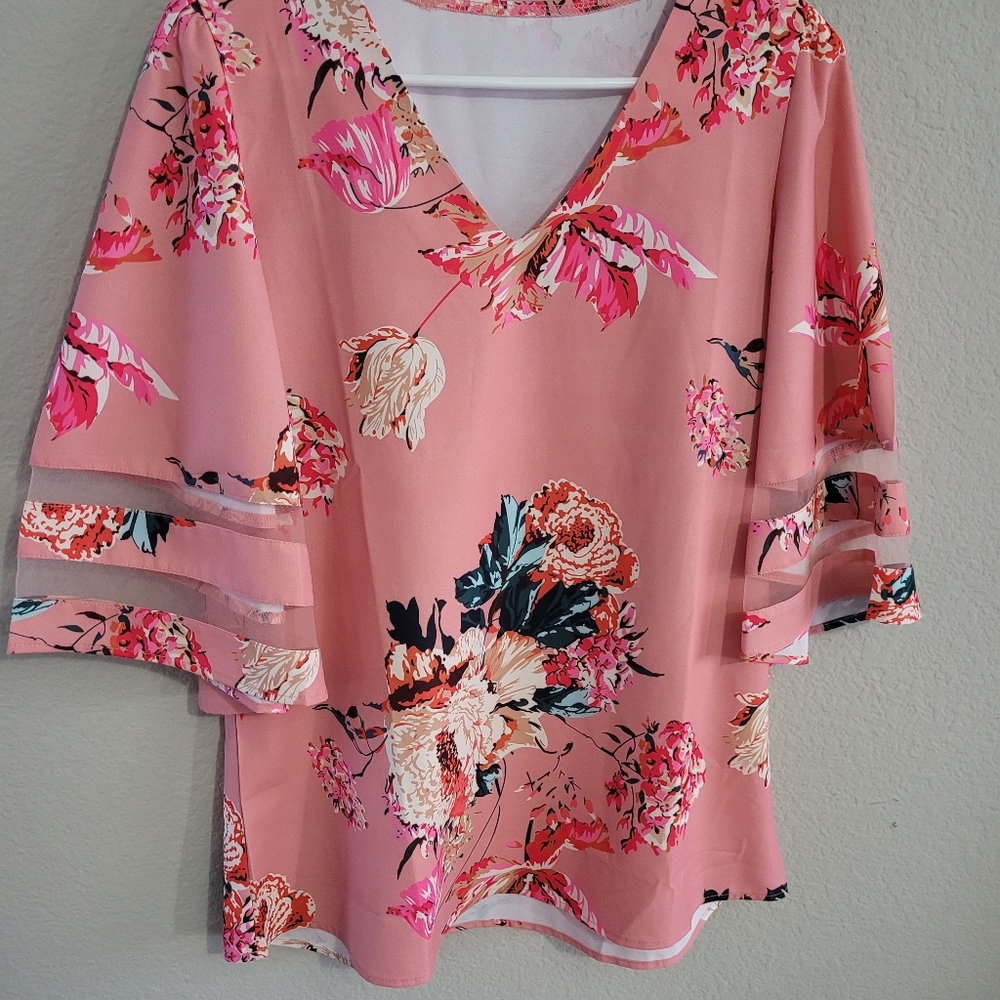 Flowy floral polyester blouse